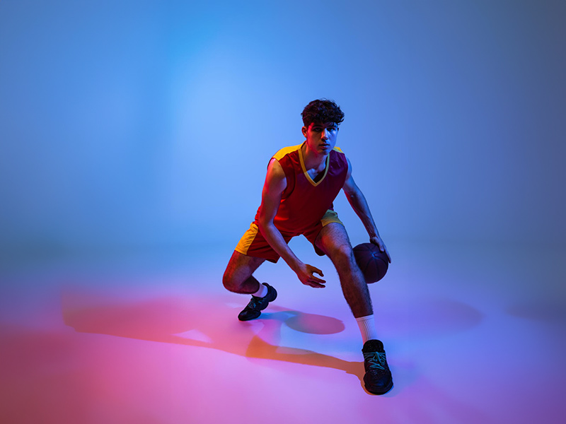 今天東契奇飚進(jìn)殺死比賽的三分后，場(chǎng)邊一女火蜜朝他豎中指